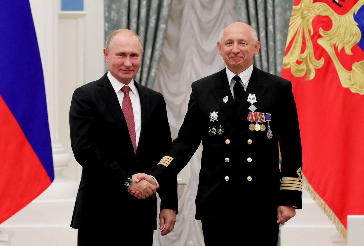 Президент РФ Владимир Путин и капитан танкера-газовоза Кристоф де Маржери компании Совкомфлот Сергей Зыбко на церемонии награждения в Екатерининском зале Кремля Президент РФ Владимир Путин и капитан танкера-газовоза Кристоф де Маржери компании Совкомфлот Сергей Зыбко на церемонии награждения в Екатерининском зале Кремля
