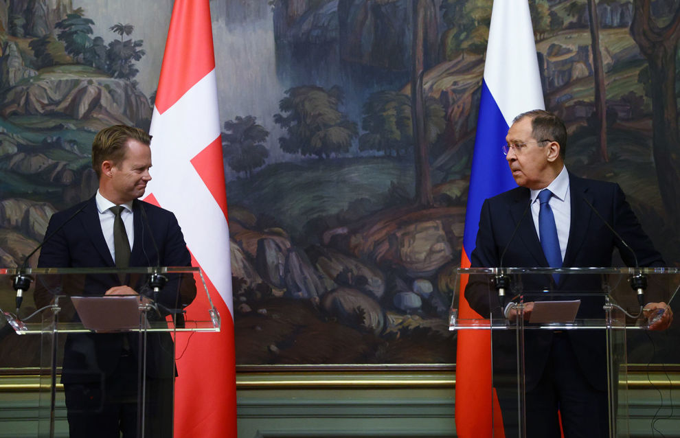 Министр иностранных дел РФ Сергей Лавров (справа) и министр иностранных дел Дании Йеппе Кофод на пресс-конференции по итогам встречи в Москве
