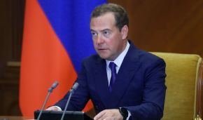 Медведев: Россия стремится сохранить Арктику как территорию мира и партнёрства