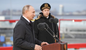 Владимир Путин во время посещения нового ледокола «Виктор Черномырдин» на территории пассажирского порта «Морской фасад» в Санкт-Петербурге