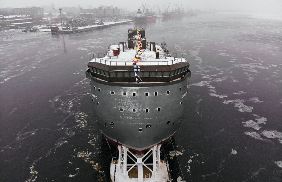Церемония спуска на воду ледостойкой самодвижущейся платформы (ЛСП) Северный полюс проекта 00903 в Санкт-Петербурге