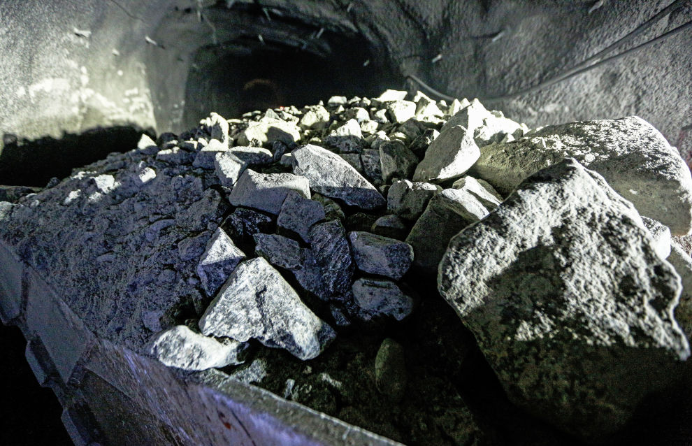 Погрузчик с рудой в туннеле Расвумчоррского рудника в Мурманской области