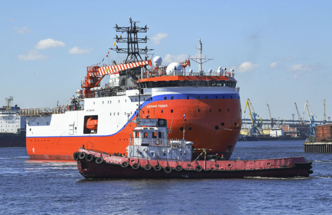 The Severny Polyus ice-resistant platform leaves for sea trials
