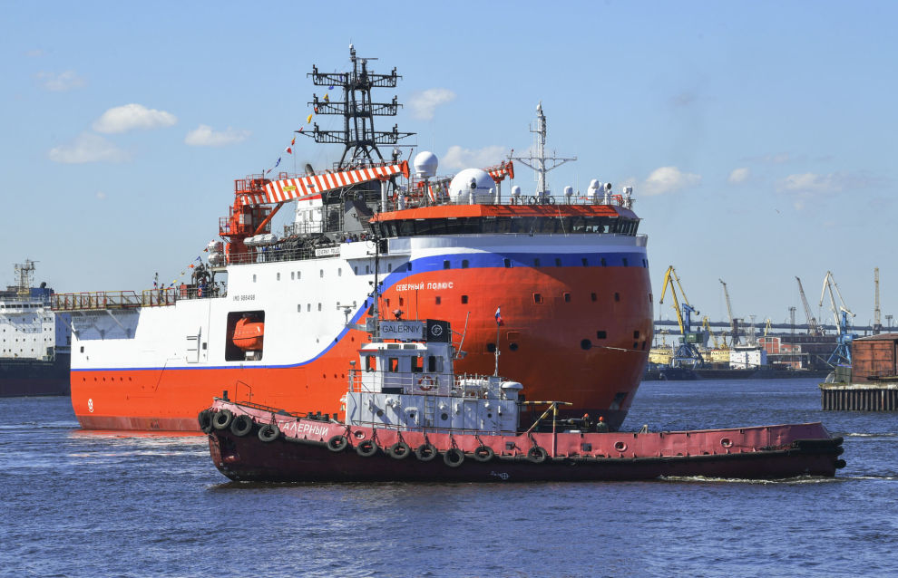The Severny Polyus ice-resistant platform leaves for sea trials