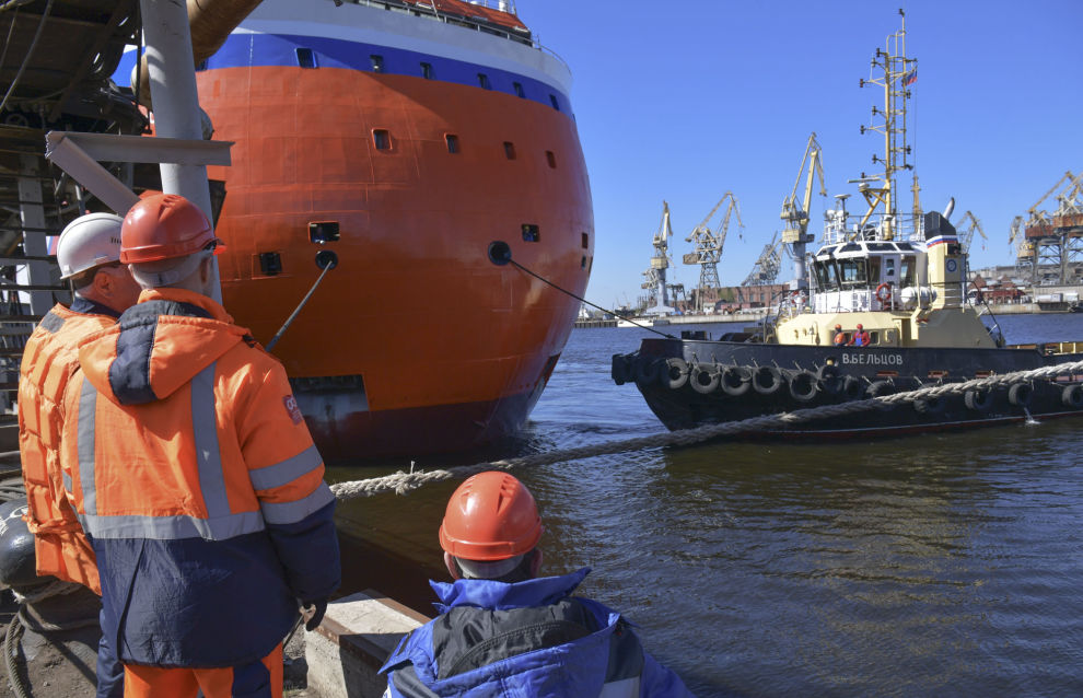 The Severny Polyus platform is leaving for sea trials in the Gulf of Finland