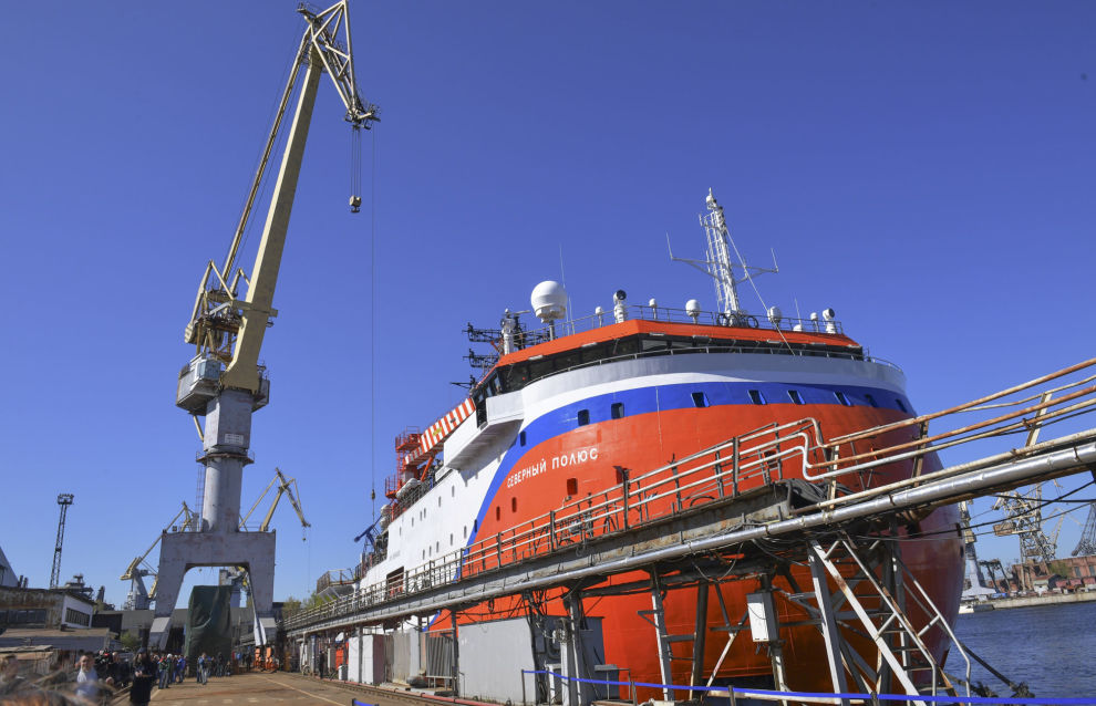 The Severny Polyus platform is leaving for sea trials in the Gulf of Finland