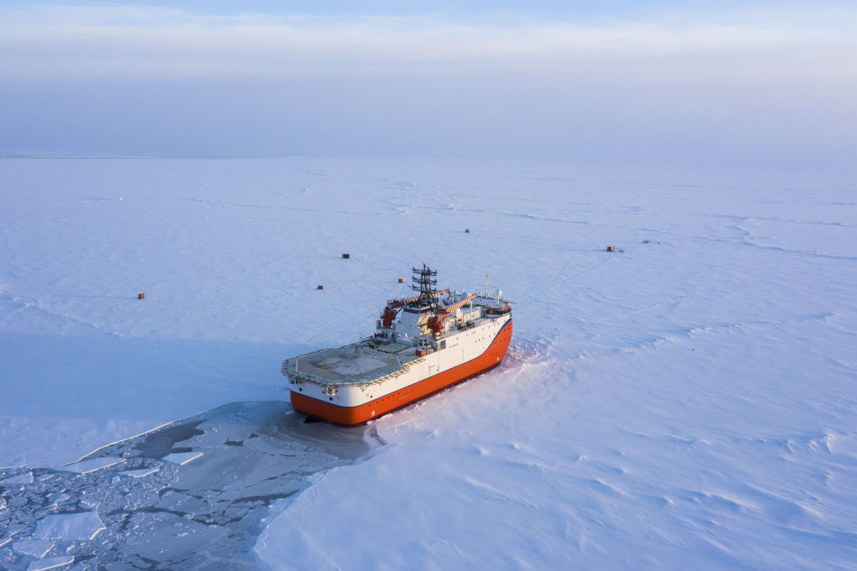 Начало работы экспедиции «Северный полюс-41» на льдине
