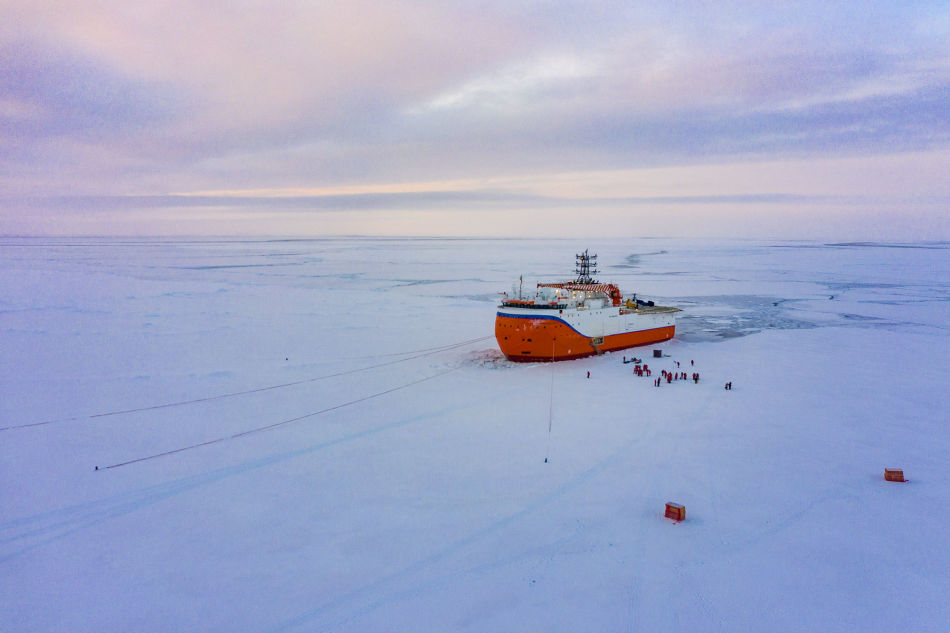 The North Pole expedition begins its work on an ice floe