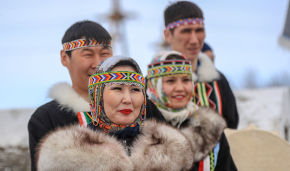 Жители Крайнего Севера в национальных костюмах