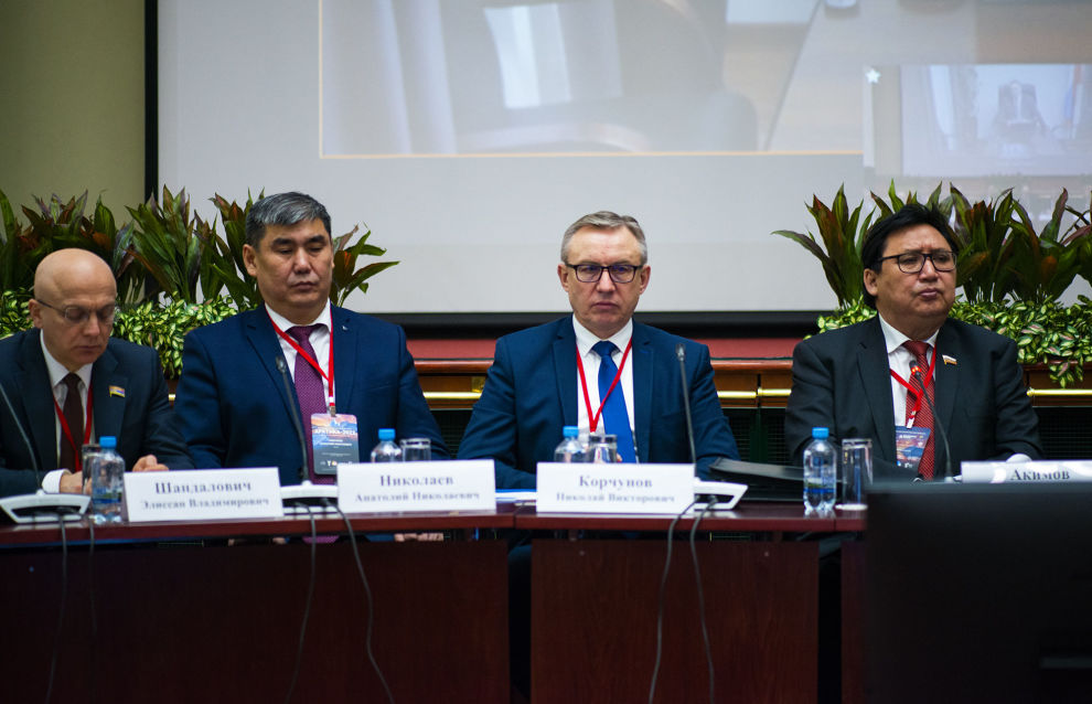 Nikolai Korchunov, center, Ambassador at Large of the Russian Foreign Ministry and Chair of the Senior Arctic Officials