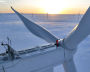 Рабочий на одном из ветрогенераторов Кольской ветроэлектростанции