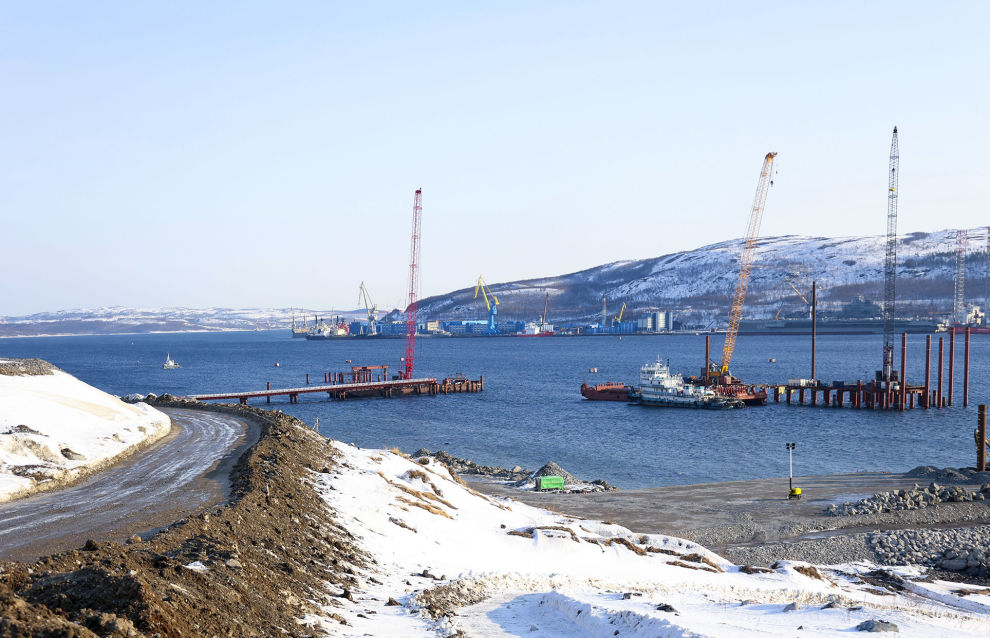 Работы на строительной площадке универсального морского порта «Лавна» на западном берегу Кольского залива в Мурманской области