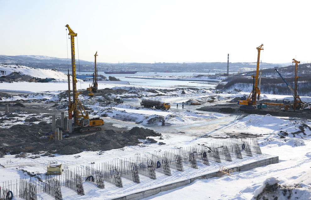 Работы на строительной площадке универсального морского порта «Лавна» на западном берегу Кольского залива в Мурманской области