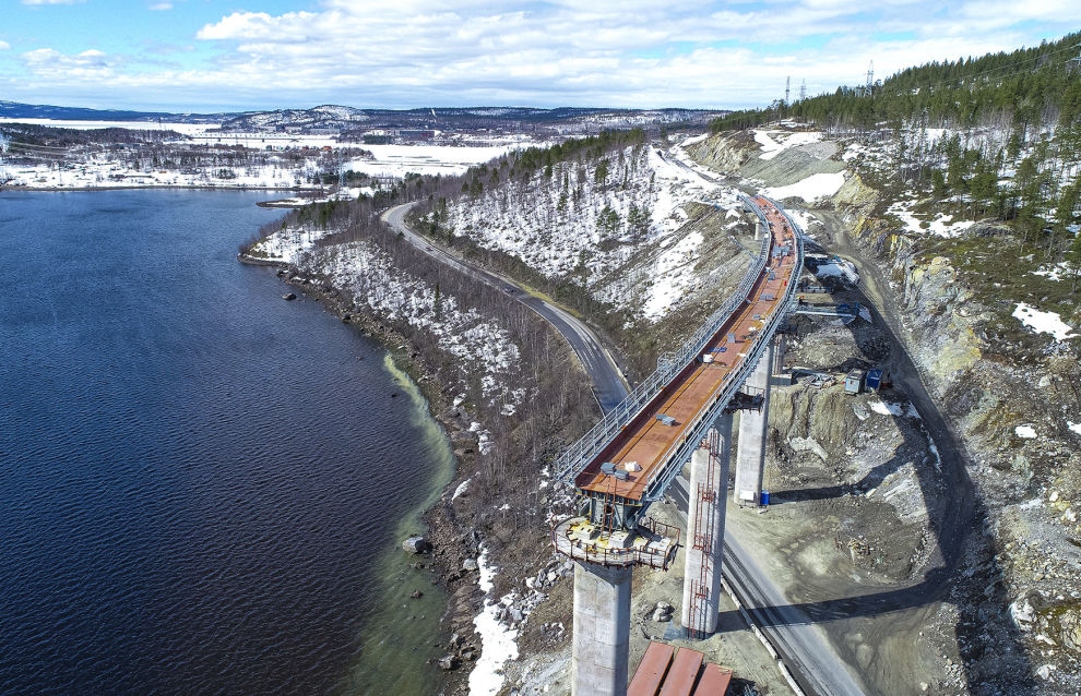 Construction of a bridge across the Tuloma River for the Lavna project in the Murmansk Region.