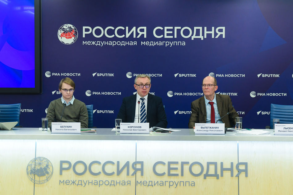 Участники круглого стола «Итоги председательства России в Арктическом совете и будущее сотрудничества в регионе»