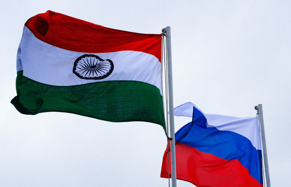 Государственные флаги России и Индии