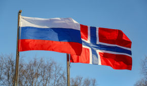 Российский и норвежский флаги