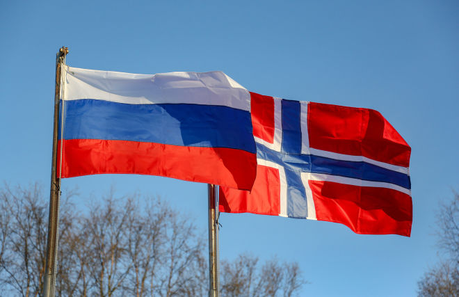 Российский и норвежский флаги