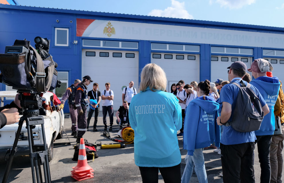 Волонтёры общественного проекта «Чистая Арктика» на базе Мурманского арктического комплексного аварийно-спасательного центра МЧС