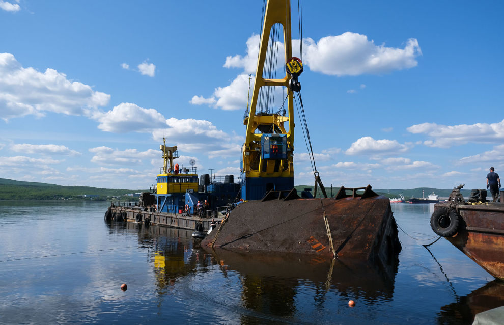 Поднятие части затонувшего судна на берегу Кольского полуострова 