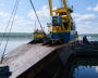 Поднятие части затонувшего судна на берегу Кольского полуострова 