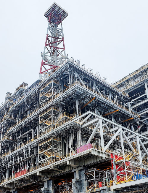 Гравитационная платформа по производству сжиженного газа в Центре строительства крупнотоннажных морских сооружений компании Новатэк-Мурманск в Белокаменке