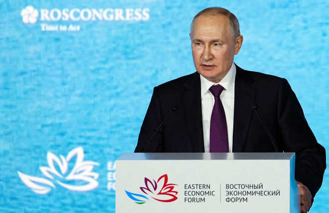 Президент РФ Владимир Путин выступает на пленарной сессии VIII Восточного экономического форума