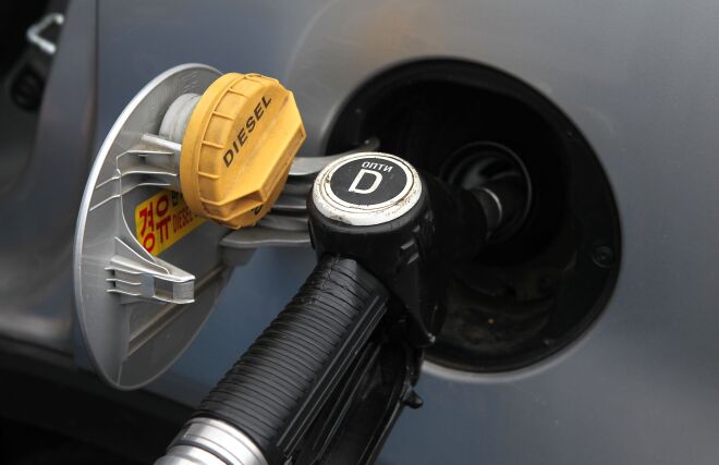 Заправочный пистолет в бае автомобиля