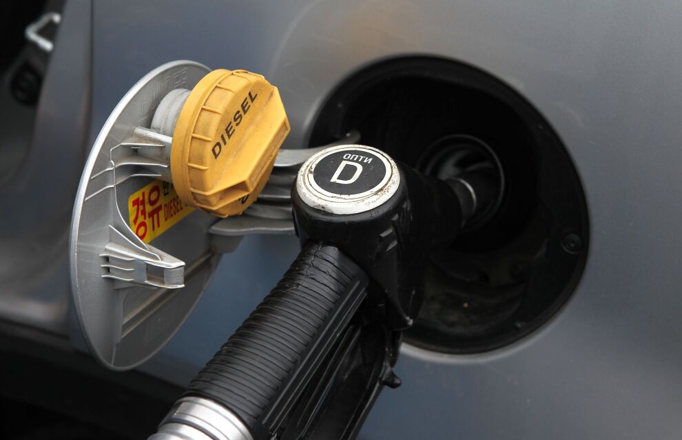 Заправочный пистолет в бае автомобиля