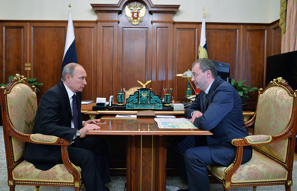 Президент России Владимир Путин и губернатор Чукотского автономного округа Роман Копин во время встречи в Кремле