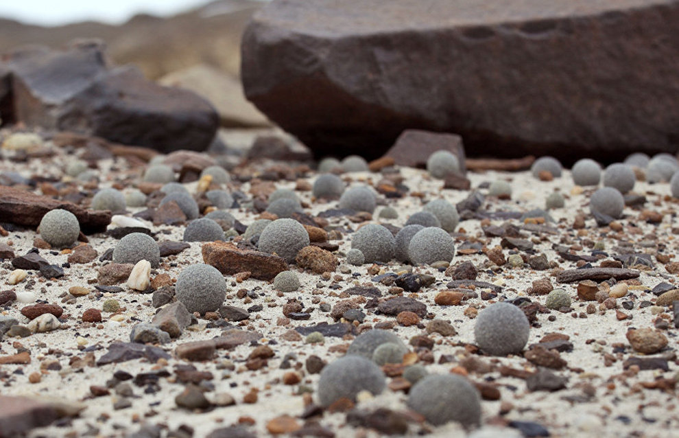 Small spherical concretions on Champ Island, Franz Josef Land