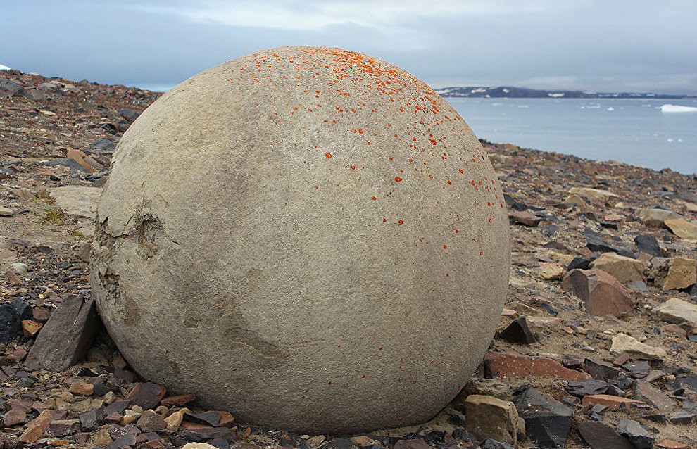 Small spherical concretions on Champ Island, Franz Josef Land