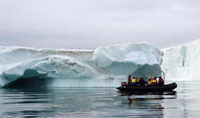 Туристы на зодиаках осматривают айсберги у острова Чампа (Земля Франца-Иосифа)