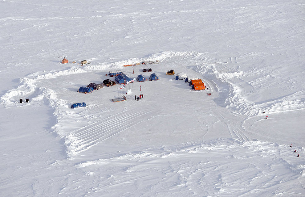 Началась эвакуация людей с дрейфующей станции «Северный полюс – 2015»