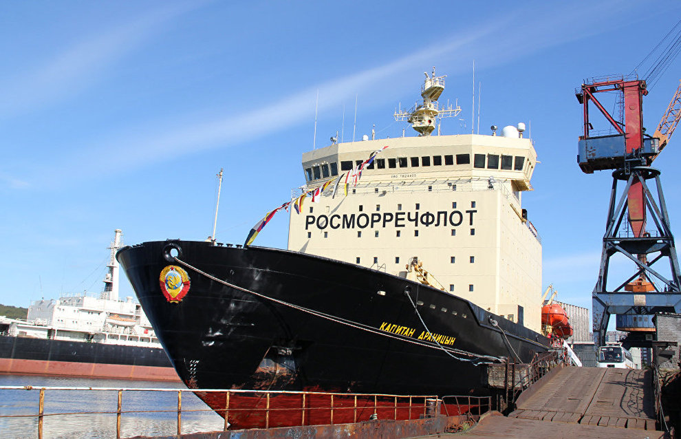 Встреча личного состава завершившей работу дрейфующей станции «Северный полюс – 2015» в порту Мурманска