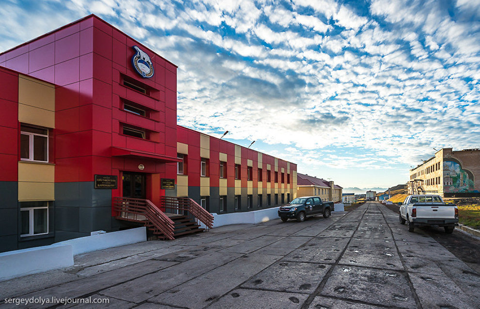 Barentsburg’s central and only street. The Barentsburg Mining Plant Directorate is seen on the left. Photo by Sergei Dolya