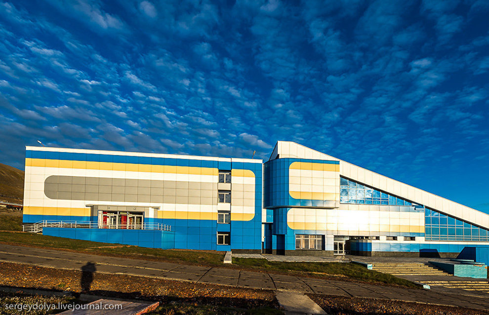 A culture and sports center. Photo by Sergei Dolya