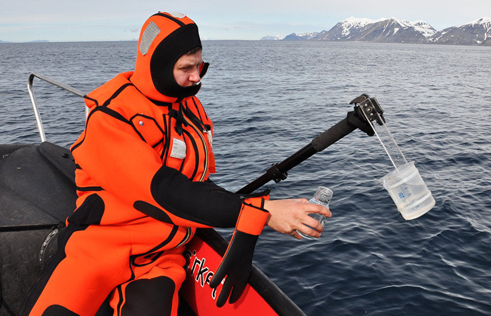 Collecting sea water samples to detect polycyclic aromatic hydrocarbons near Svalbard