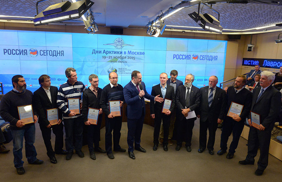 Полярников, работавших на дрейфующей станции «Северный полюс – 2015», наградили почётными грамотами