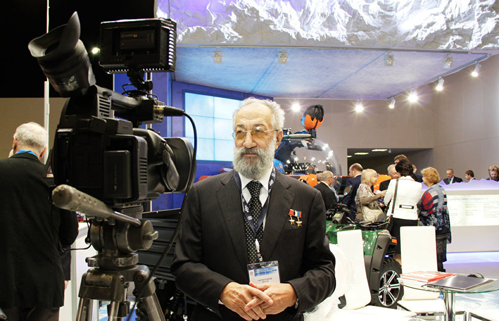 Artur Chilingarov, the president’s special representative for international cooperation in the Arctic and the Antarctic, visits an exhibition at the fifth international forum, The Arctic: Present and Future