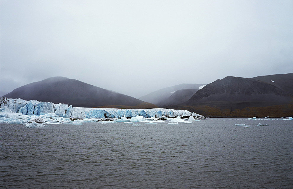 Залив Цивольки. Ледник Серп и Молот. Так, чаще всего в тумане, открывается этот берег мореплавателям