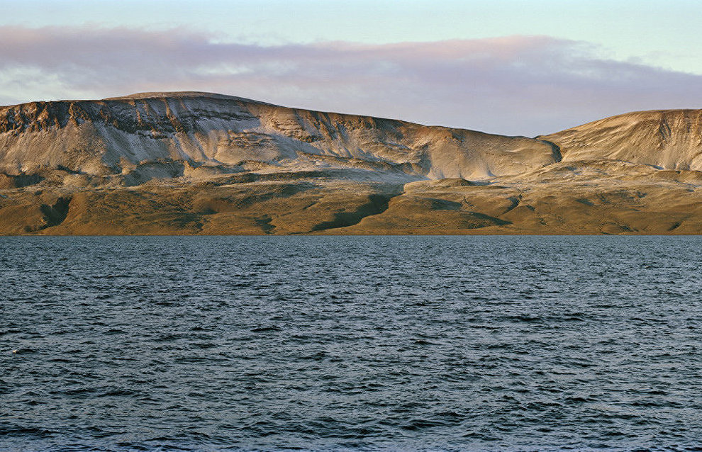Стекающая в море талая вода и ветер формируют береговой ландшафт Новой Земли