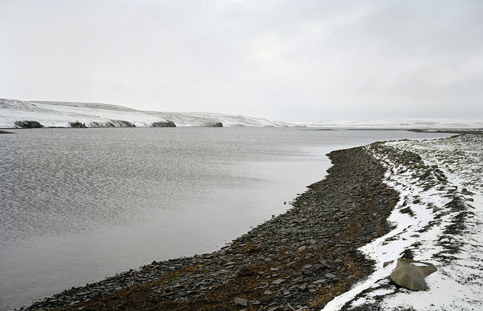 Залив Абросимова. Земля охлаждается быстрее, чем море. Снег на пляже тает