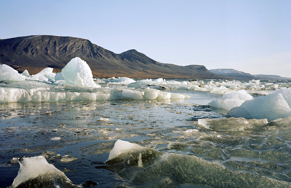 Ледяное крошево у ледника Серп и Молот. Залив Цивольки