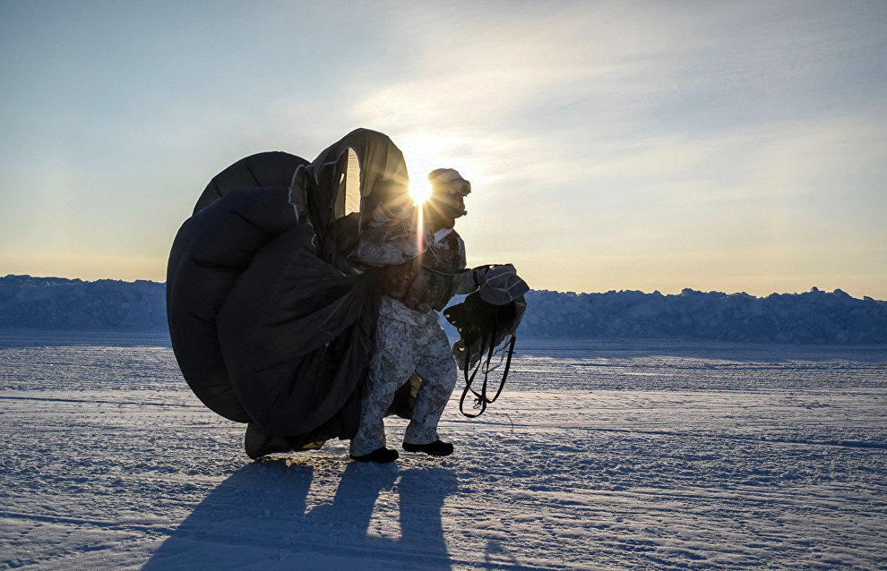 Российские десантники завершили учения в Арктике и готовятся к эвакуации