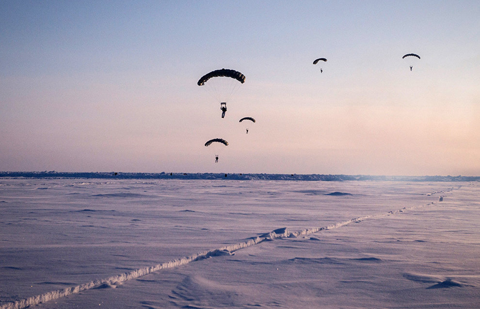 В Арктике впервые прошли соревнования по точности приземления с парашютом