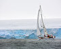 Экспедиционная яхта ALTER EGO проходит траверсом ледника от мыса Флигели к мысу Уэлмана (остров Рудольфа)