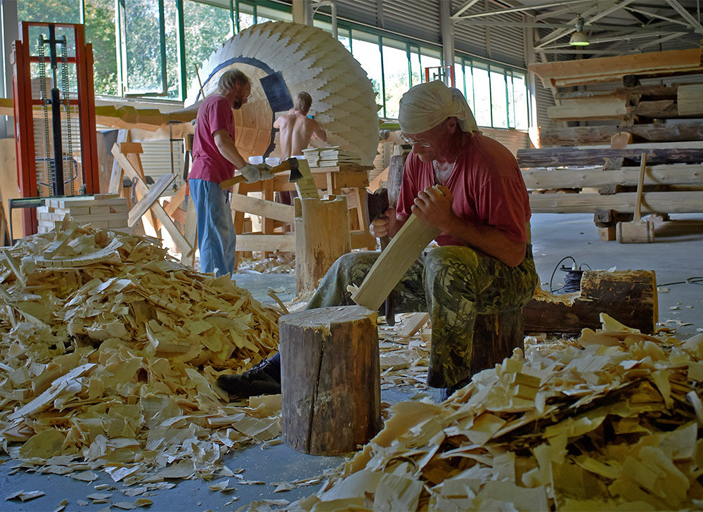 Реставраторы изготавливают осиновые лемеха для куполов церкви Преображения Господня