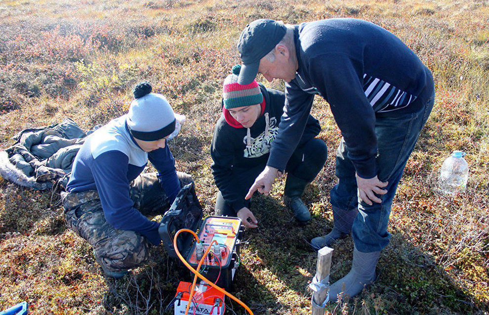 Schoolchildren, scientists measure permafrost thaw depth in Yamal-Nenets Autonomous Area