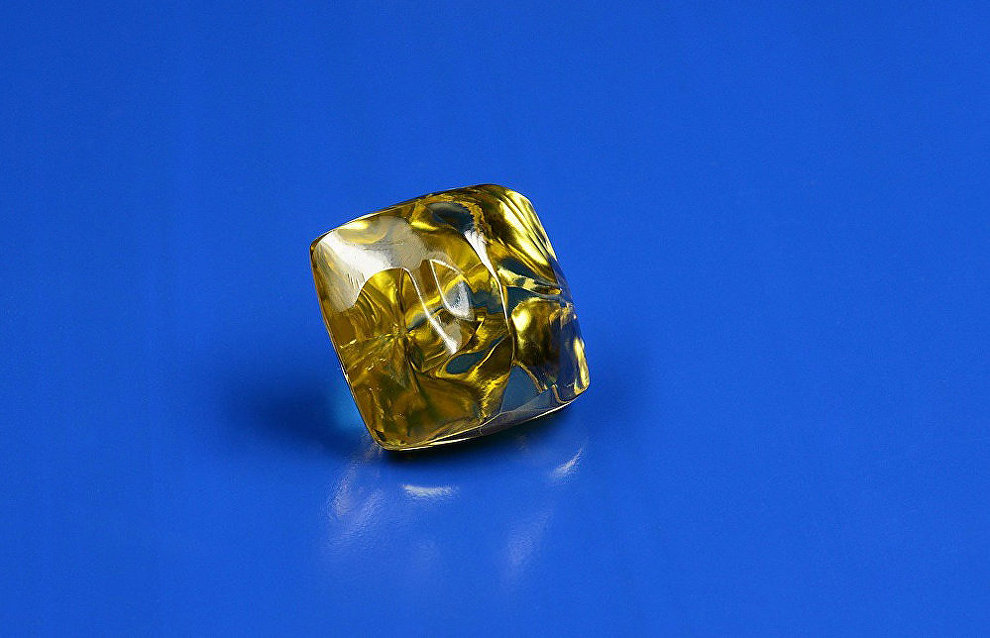 В Якутии добыли уникальный желтый алмаз массой 34,17 карата